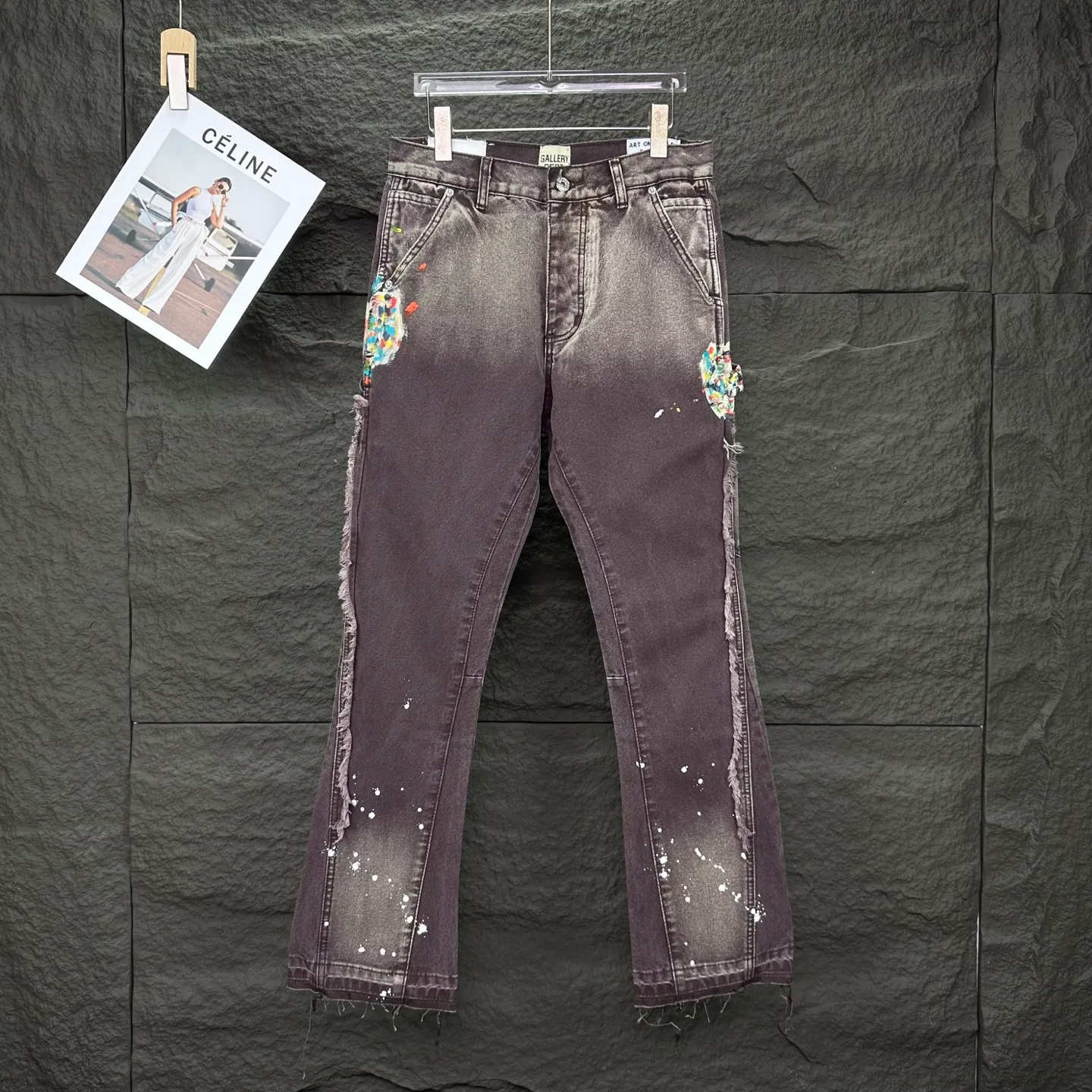 P250 GALLERY DEPT. & Croixin co-branded 2025 new splash-ink hand-painted splicing multi-pocket couple style loose washed micro-flared jeans 🔥High version🔥High version🔥 Top ceiling quality Styles with different washed textures are very friendly to people with thin legs and thick legs. The micro-flared version is very flattering. Moderate length that never goes out of style, easy to match with casually, basic styling for various styles, a must-have in the wardrobe! The fabric is stiff but also makes the upper body soft without losing texture. The washing process is even more perfect. It is a must-have item for everyone! ! ! Washed wheat, hang tag, pants label, three complete labels, color: brown, size: 28, 30, 32, 34, 36 (five sizes)
